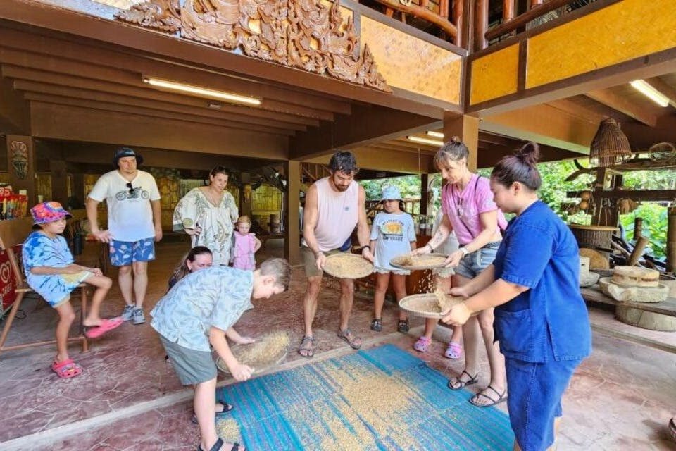 주석 패닝을 이용해 푸켓의 풍부한 주석 채굴 역사에 대해 알아보세요.