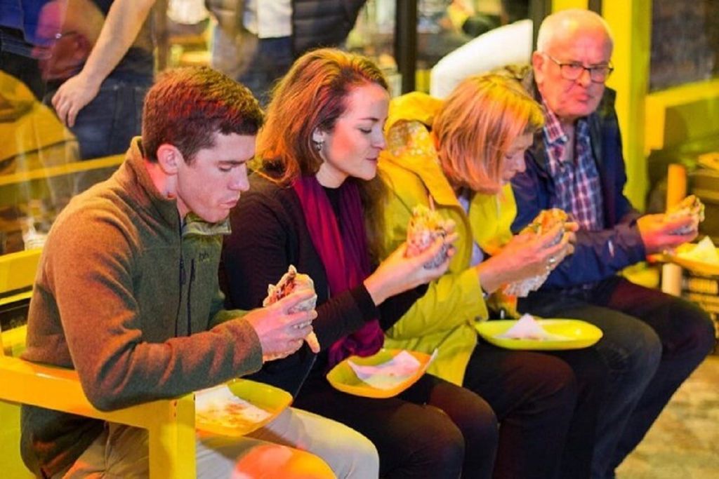 전통 음식 즐기기