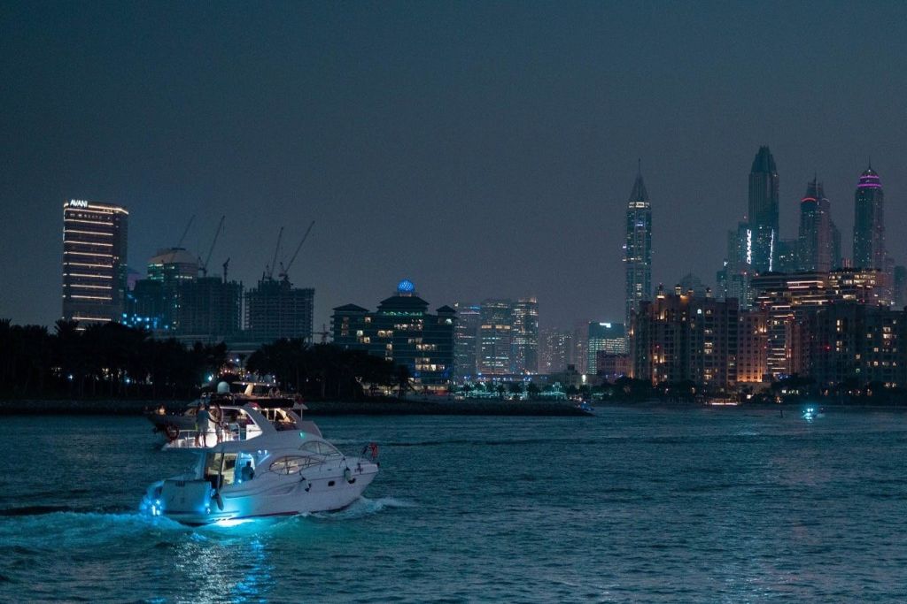 아름다운 스카이라인을 배경으로 즐기는 요트 크루즈