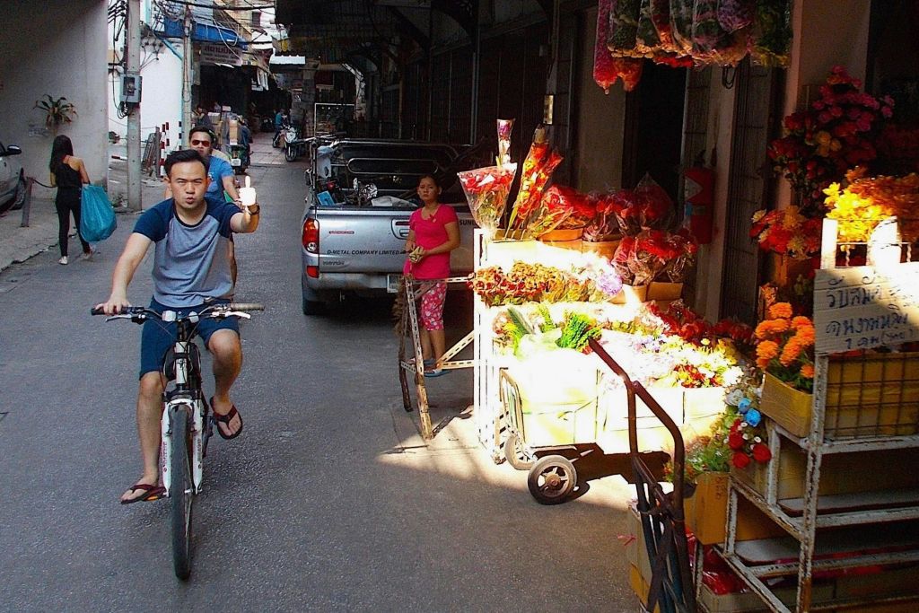 활기 넘치는 꽃 시장 방문하기