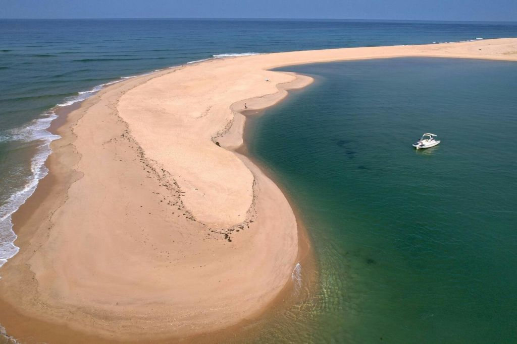 리아포르모사를 항해하는 태양열 보트