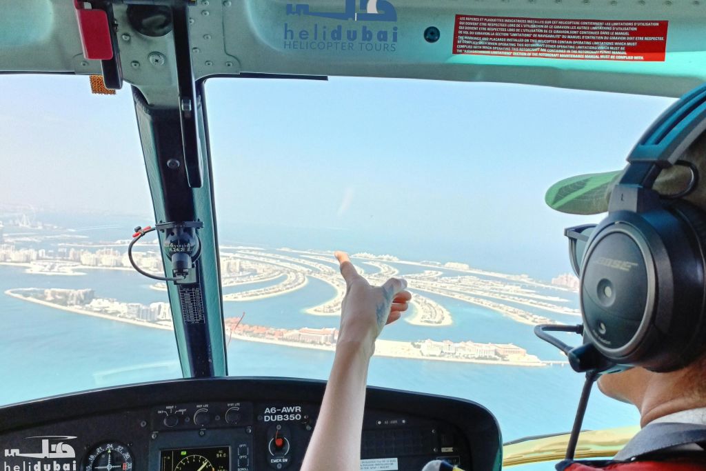 헬리두바이 헬리콥터 내부에서 보는 더 팜 (The Palm) 의 전망.