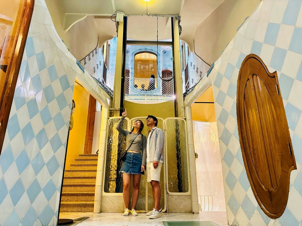 카사 바틀로를 둘러보는 여행자