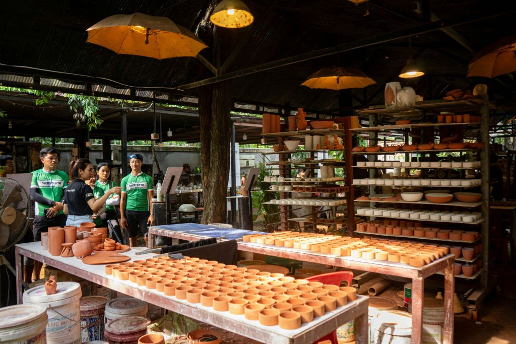 크메르 도자기 및 미술 센터는 비즈니스 원칙을 적용하는 데 집중하는 사회적 기업입니다.