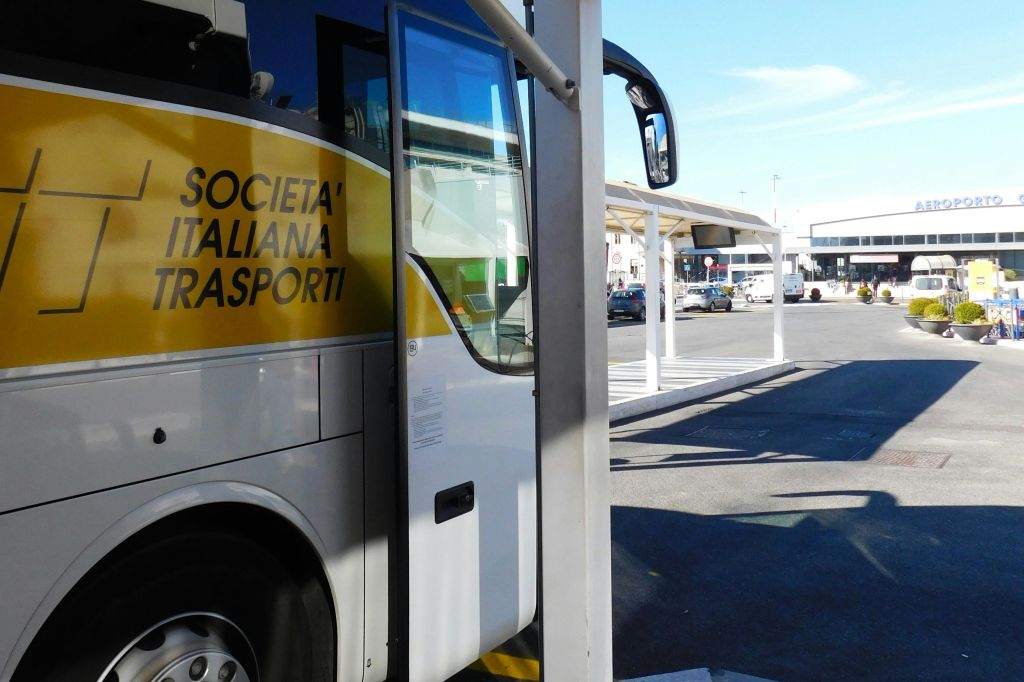 참피노 공항 버스 정류장