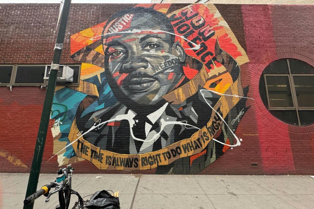 마틴 루터 킹 주니어 (Martin Luther King Jr.) 가 "폭력의 종식 (End Violence)" 과 "옳은 일을 하기 위한 시간은 언제나 옳다 (The time is always right to do what's right)" 와 같은 선명한 색상과 문구가 그려진 벽돌 벽에 걸린 벽화.