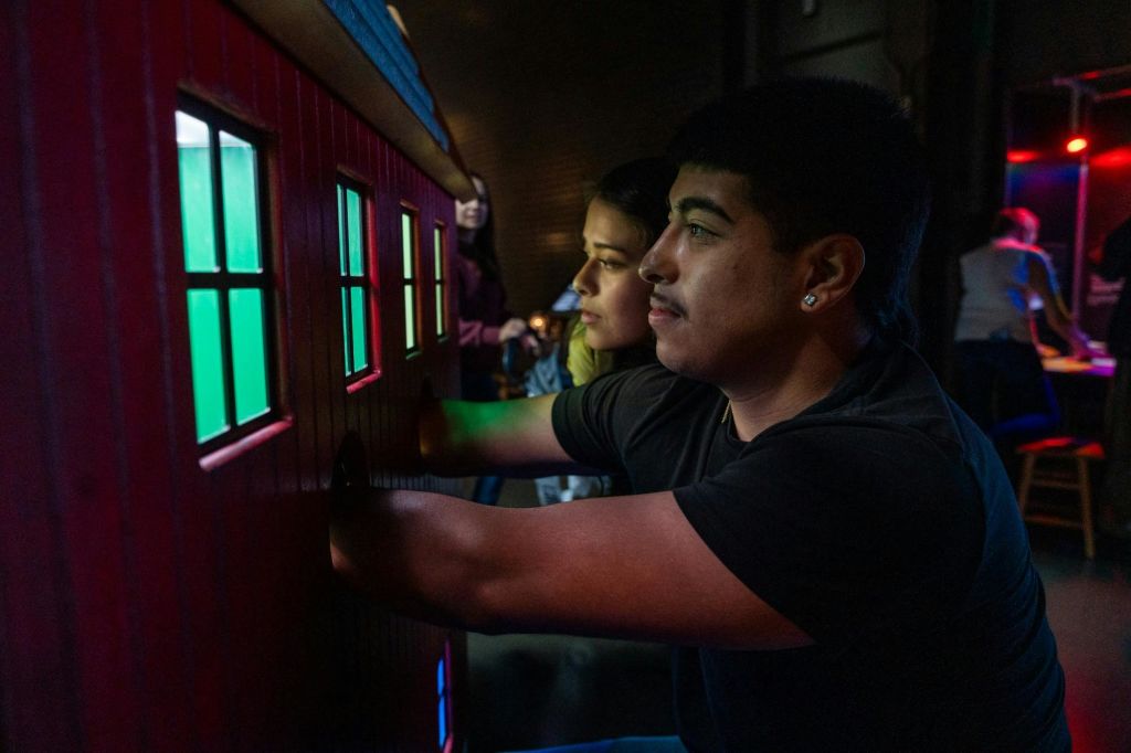 애프터 다크에서는 어린이가 허용되지 않지만, 여전히 어린이처럼 행동할 수 있습니다.