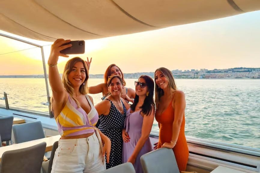 FRS 리스본 선셋 크루즈에서 셀카를 찍는 5명의 젊은 여성