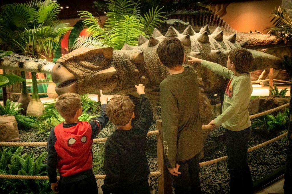 공룡을 가리키는 아이들