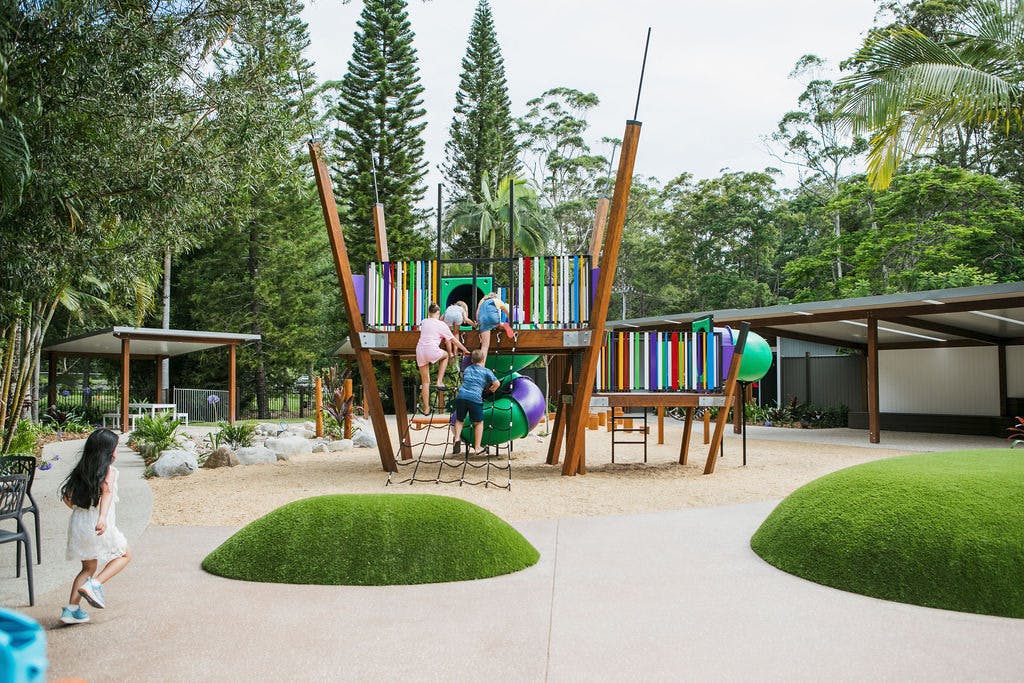 자연 속 놀이터에서 물놀이 즐기기