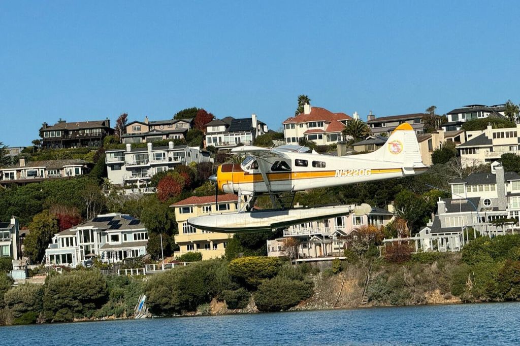 베이 인근 해상 비행기 착륙