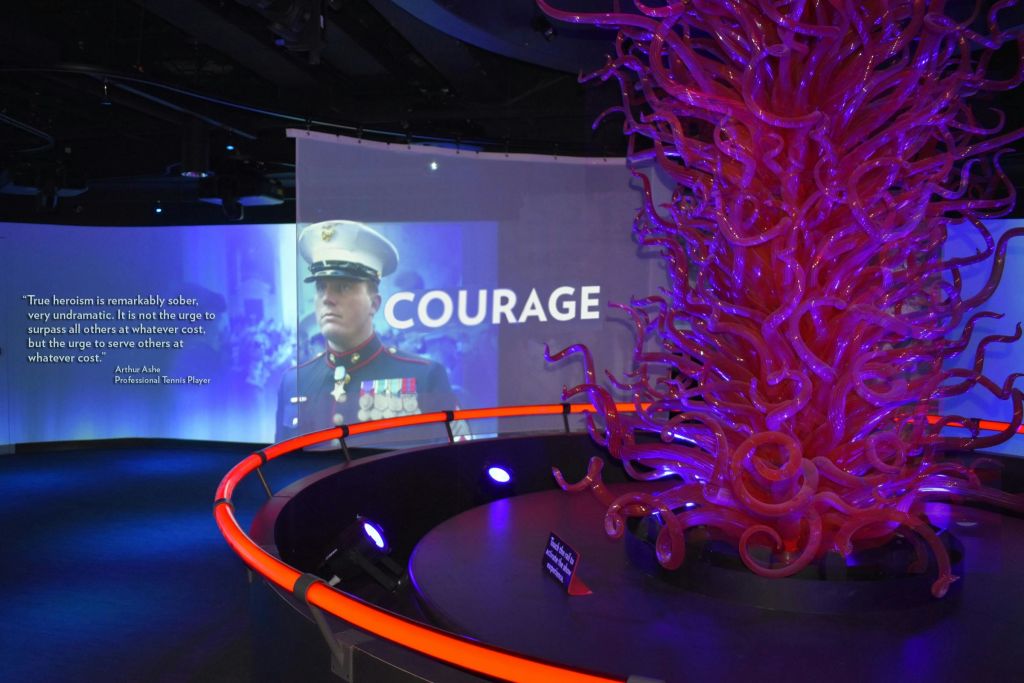 국립 자유 박물관 (National Liberty Museum) 의 불꽃 갤러리 내부를 살펴보세요.