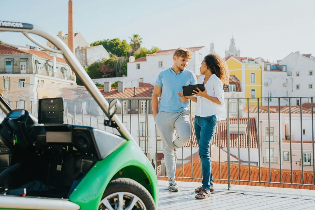 시금치 투어와 함께 리스본을 둘러보는 관광객들. 포르타스 두 솔 전망대에서 휴식을 즐기세요.