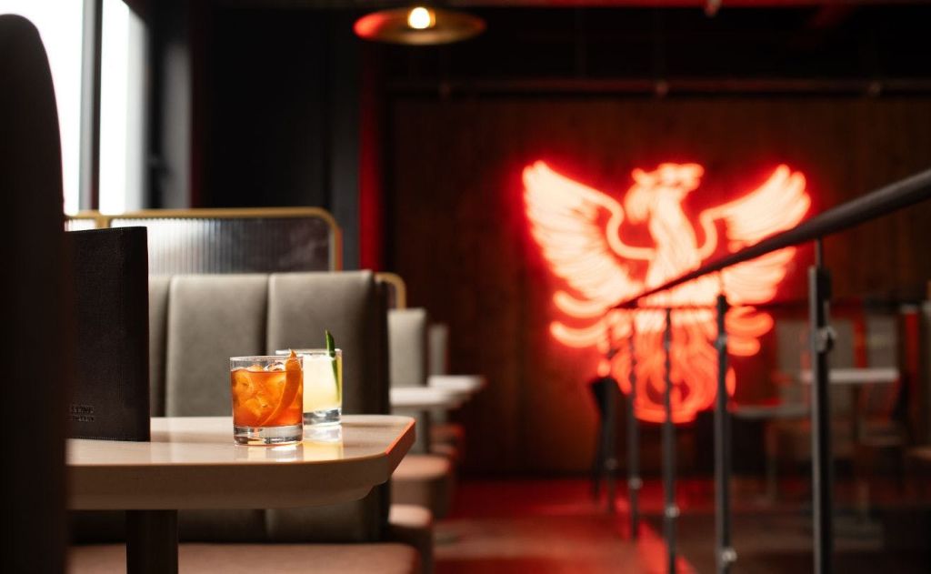 Teeling Whiskey Distillery Bang Bang Bar에서 칵테일 즐기기