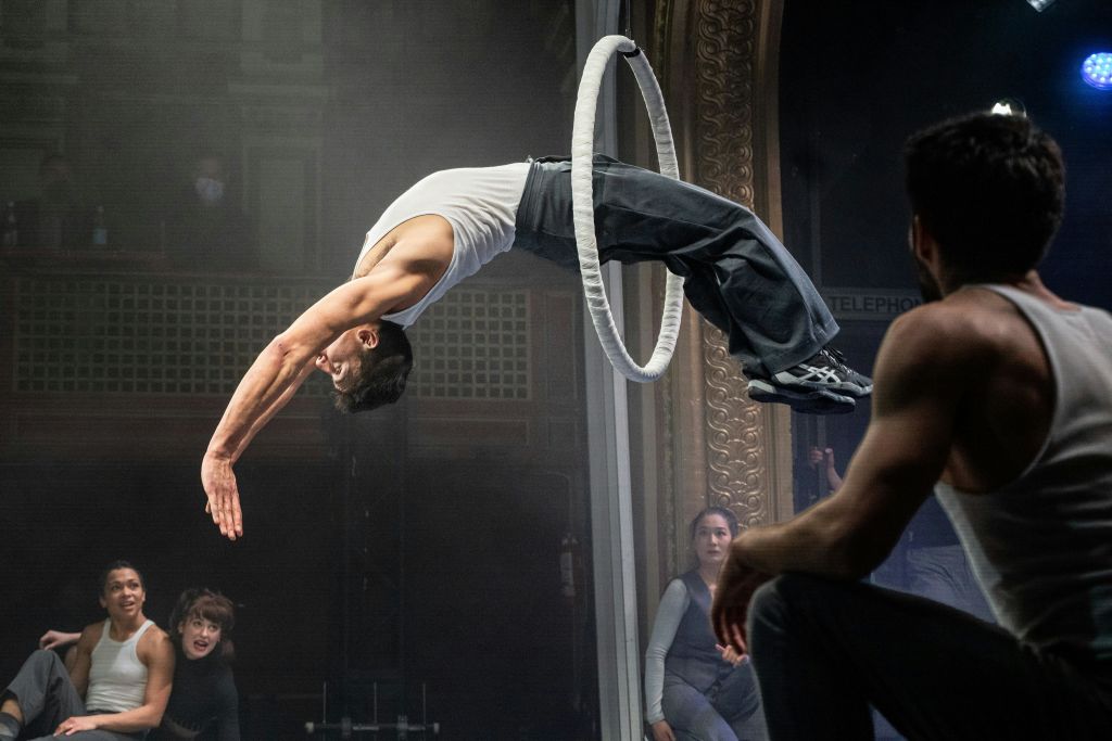 "Dear San Francisco" 에서 곡예사가 후프를 뛰어넘습니다.