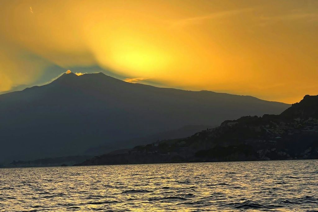 바다에서 바라보는 에트나의 석양