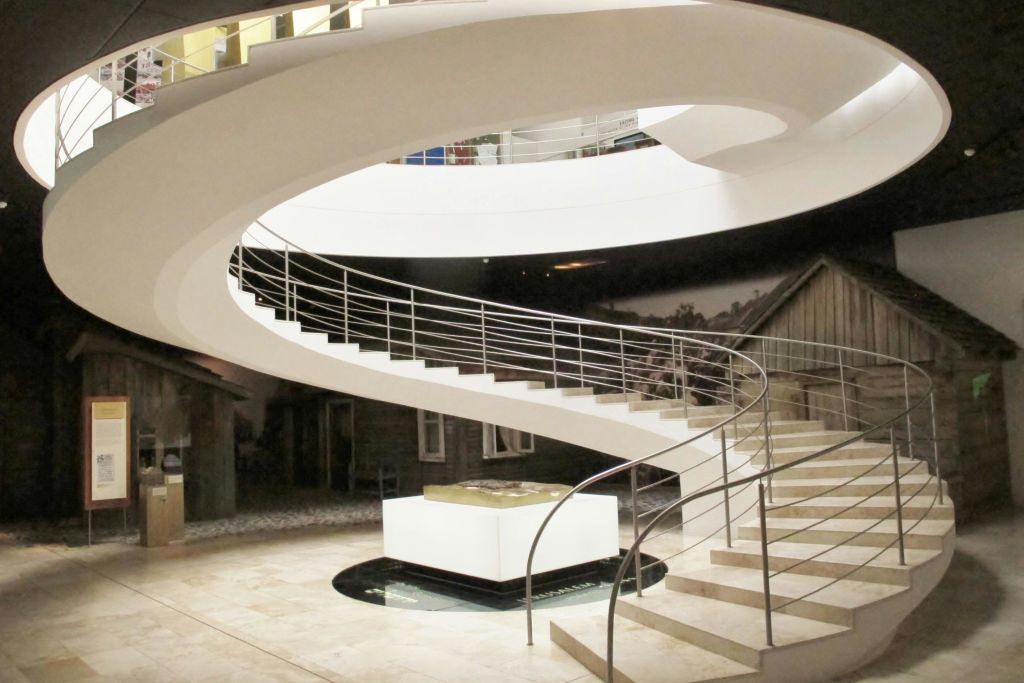 수상 경력에 빛나는 박물관의 나선형 계단.