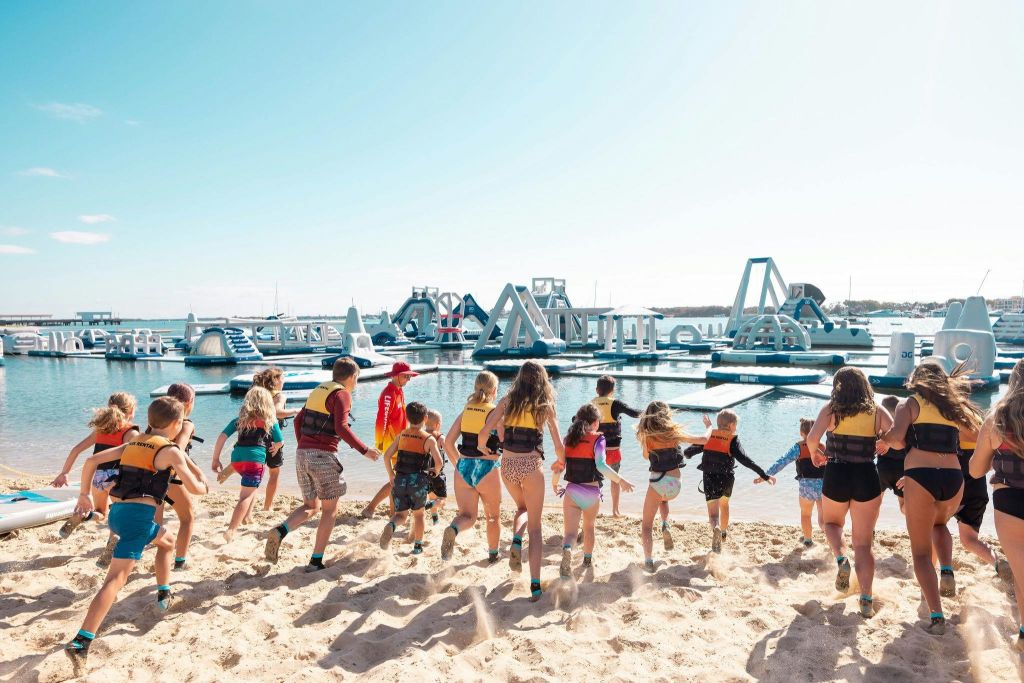 아쿠아 파크까지 신나게 달리는 어린이들