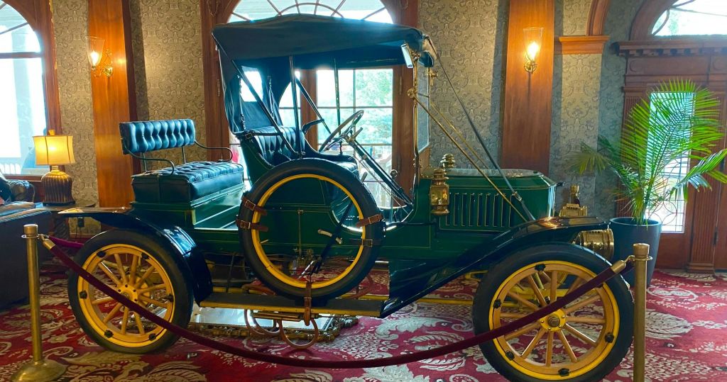 화려한 장식과 창문을 배경으로 방에 노란색으로 포인트를 준 빈티지 친환경 자동차입니다.