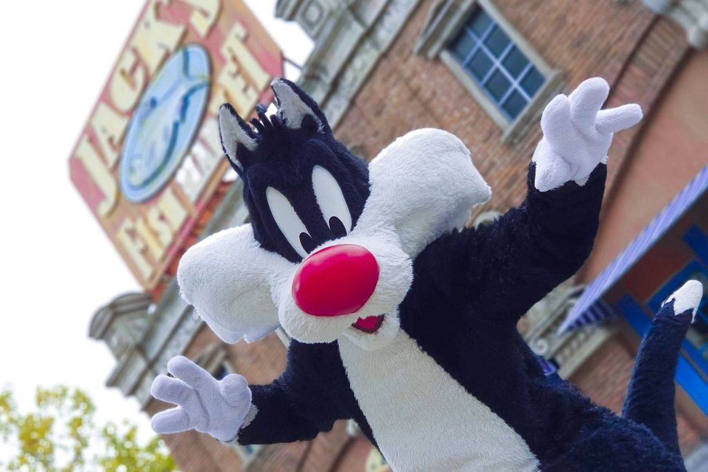 공원 입구에서 만나는 루니툰의 매력