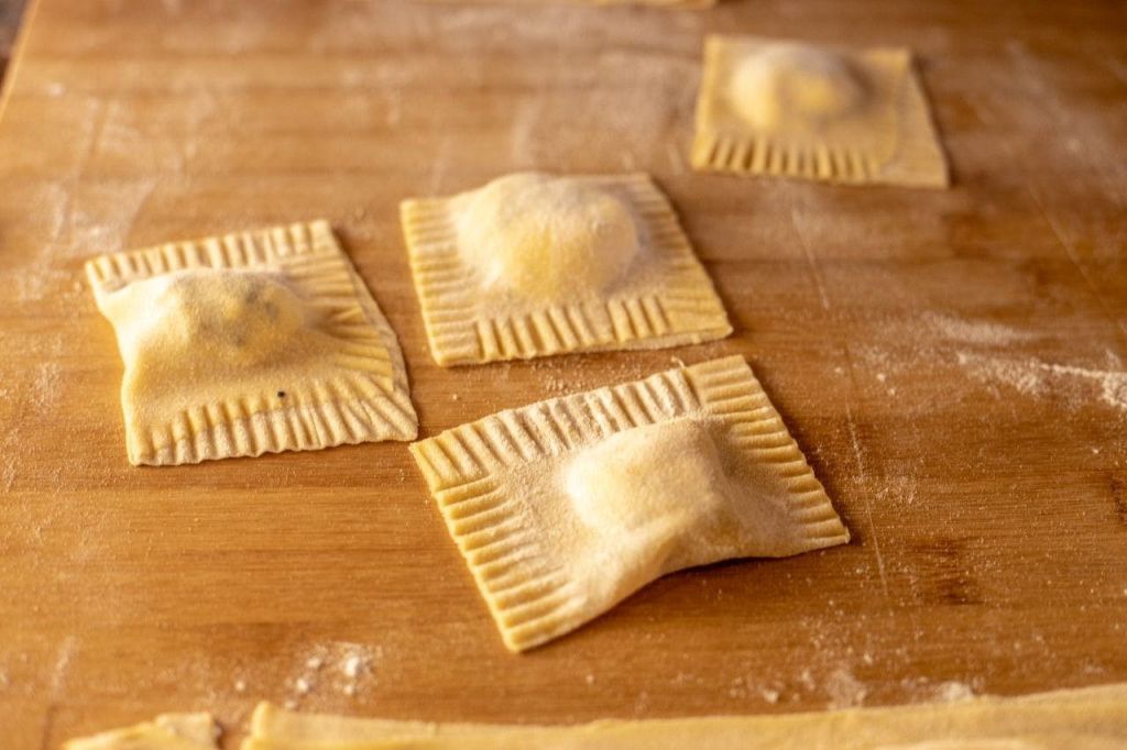 리코타 치즈와 시금치가 가득한 라비올리