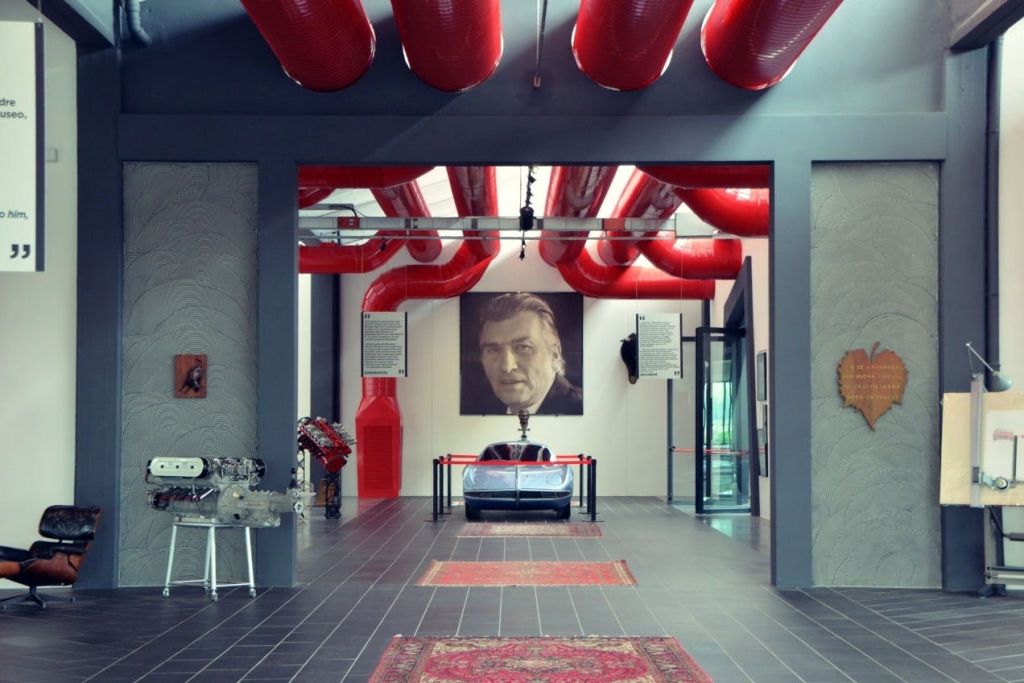 람보르기니의 오래된 자동차와 그림