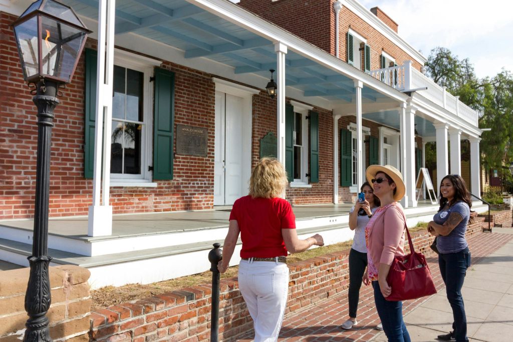 샌디에이고 구시가지의 유령이 출몰하는 웨일리 하우스를 지나가세요