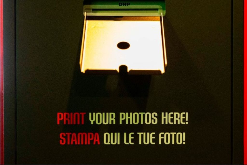 인쇄된 시트가 있는 포토 프린터 트레이. 텍스트: "여기에서 사진을 인쇄하세요! STAMPA QUI LE TUE FOTO! "