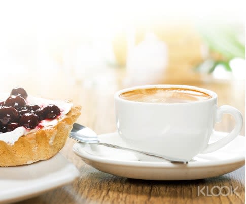 Garden Café는 1층 로비 왼쪽에 있습니다. 레스토랑 장식은 전통 건축과 현대 예술을 결합합니다. 우리는 특별히 국제적으로 유명한 예술가를 초대하여 전문 꽃 팀을 만들어 창조합니다.