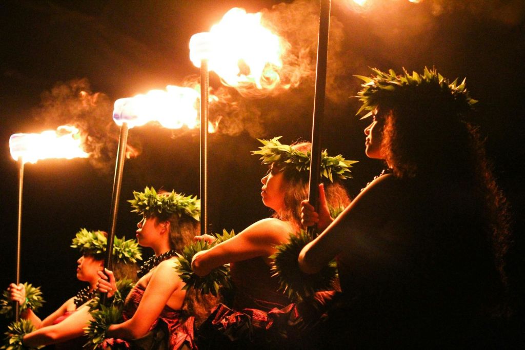 카 모아나 루아우 (ka moana luau) 의 전통 하와이 댄서