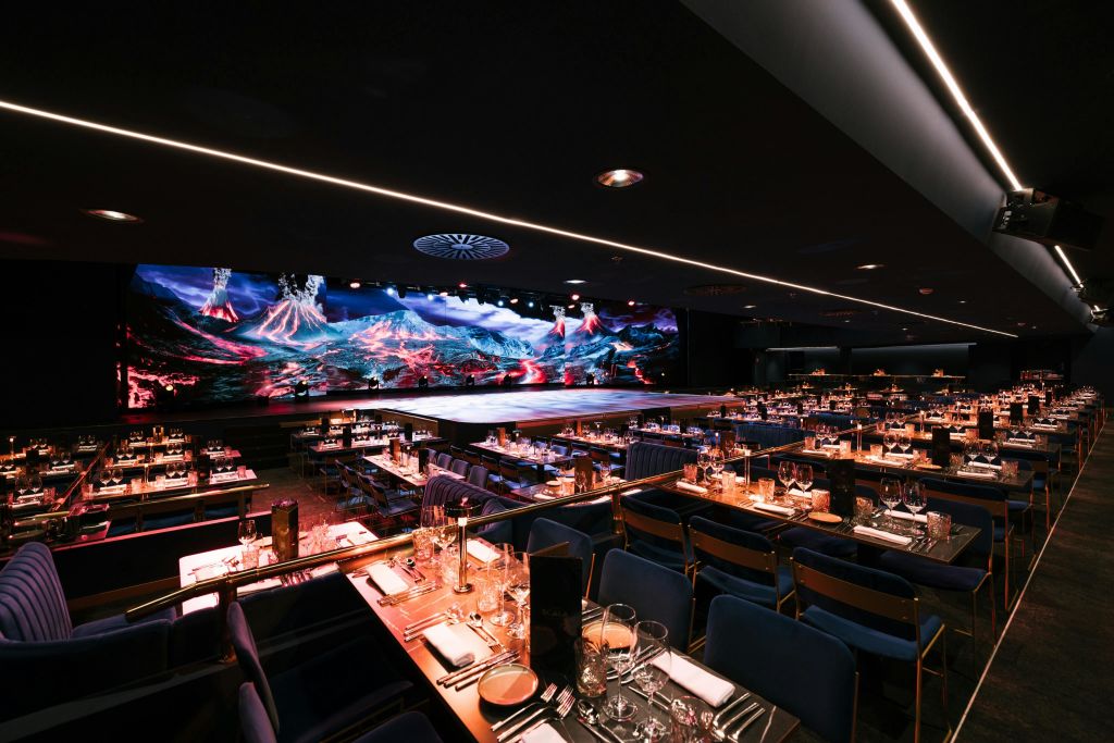 독특한 경험을 제공하는 쇼와 완벽하게 조화를 이루는 미식 제안.