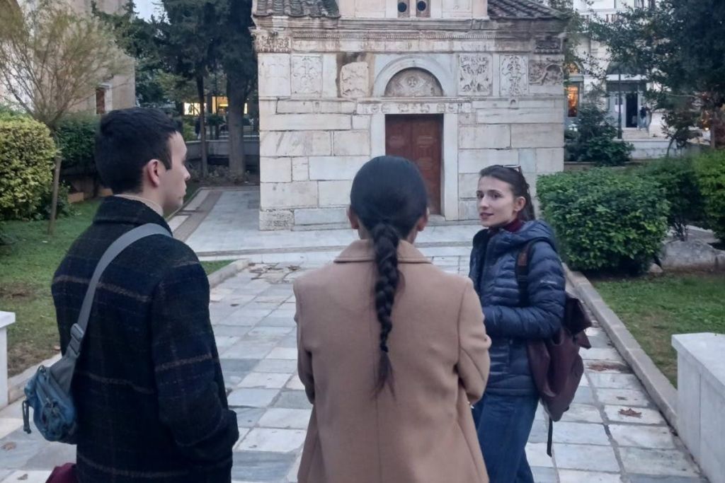 저희 투어 가이드가 플라카 지역 근처에서 프레젠테이션을 하고 있습니다.