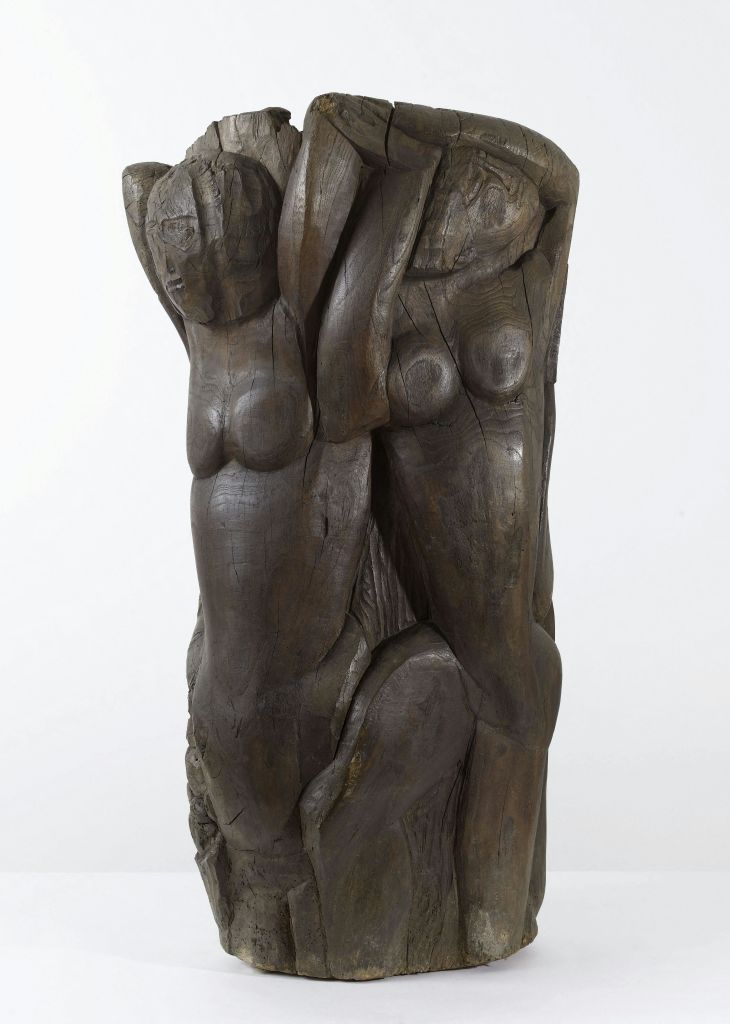 두 개의 추상적 인 인물이 보이는 토소와 평범한 배경을 배경으로 머리를 묘사 한 조각 된 나무 조각.