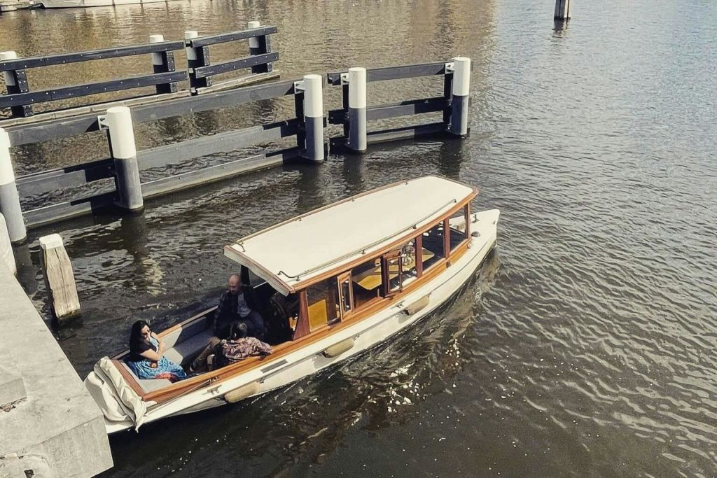 술집 보트 운디네의 갑판 열기