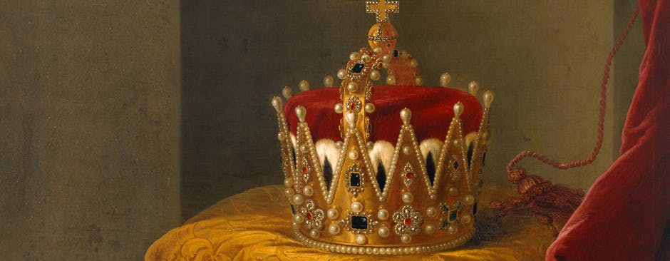 황금색 패브릭 배경에 진주, 보석, 상단에 십자가로 장식된 금색 왕관입니다.