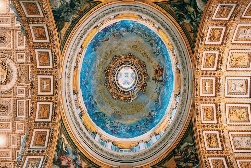복잡한 디자인의 동심원형 반지와 다양한 인물과 장면을 묘사한 선명한 프레스코화가 특징인 화려한 돔형 천장.