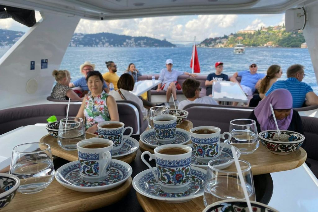 럭셔리 요트를 타고 즐기는 보스포루스 관광 크루즈