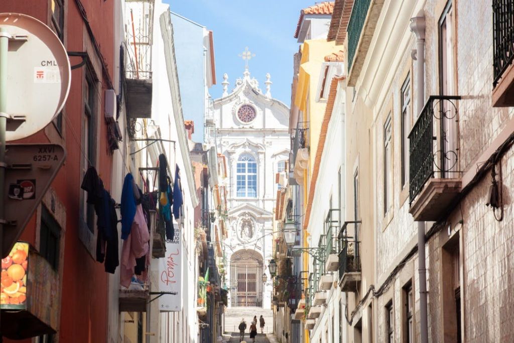 석양이 비추는 리스본 교회 정면