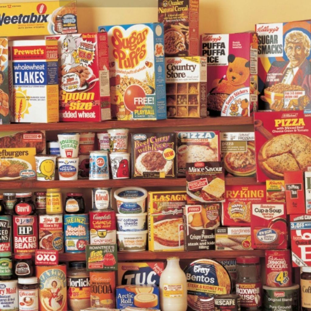 각종 박스형 시리얼, 통조림, 라면, 소스, 스낵류가 진열된 선반은 모두 화사하게 포장되어 있습니다.