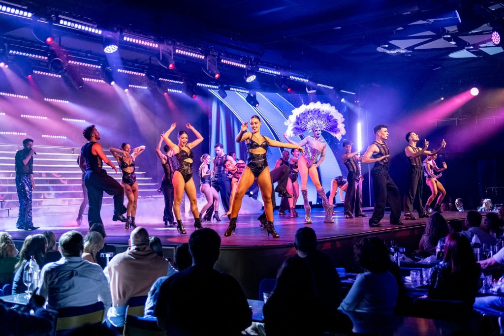 아크로바틱, 라이브 음악, 흥미진진한 공연이 어우러진 생동감 넘치는 3시간 이상의 공연이 4막으로 펼쳐집니다.