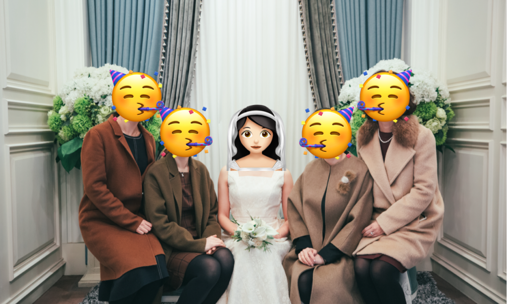 시누이들과 함께 찍은 결혼식 사진.