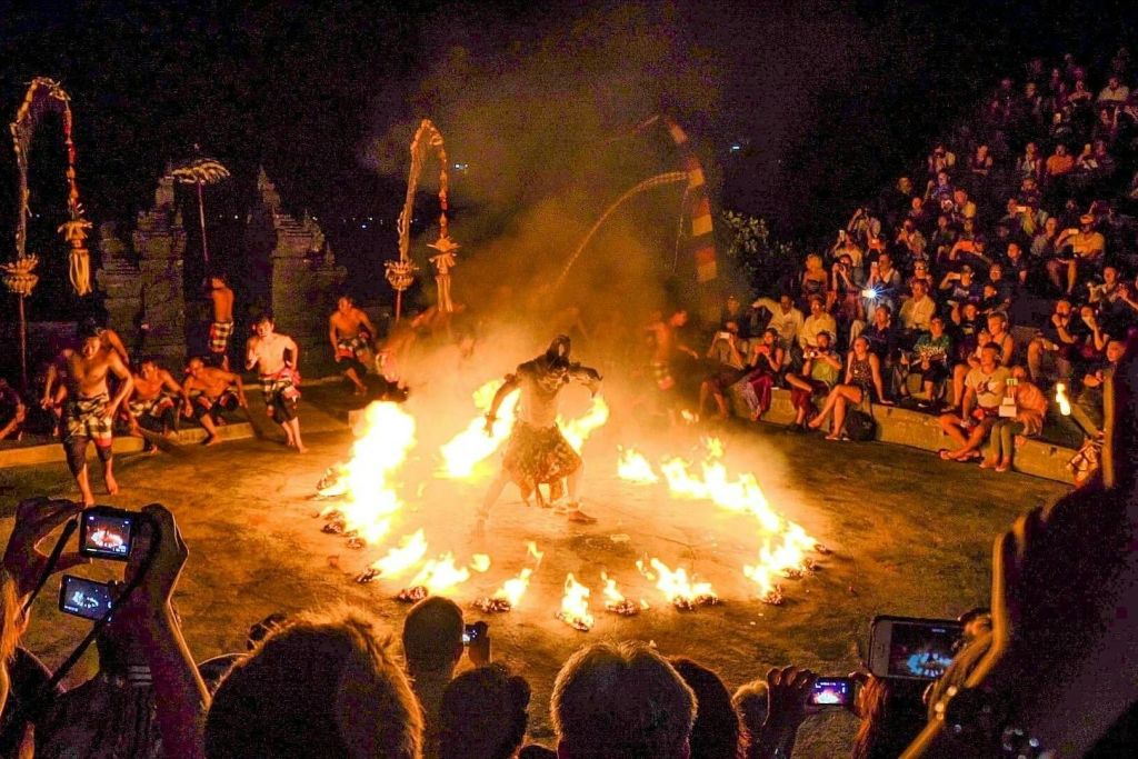 울루와뚜 케착 & 불춤 공연