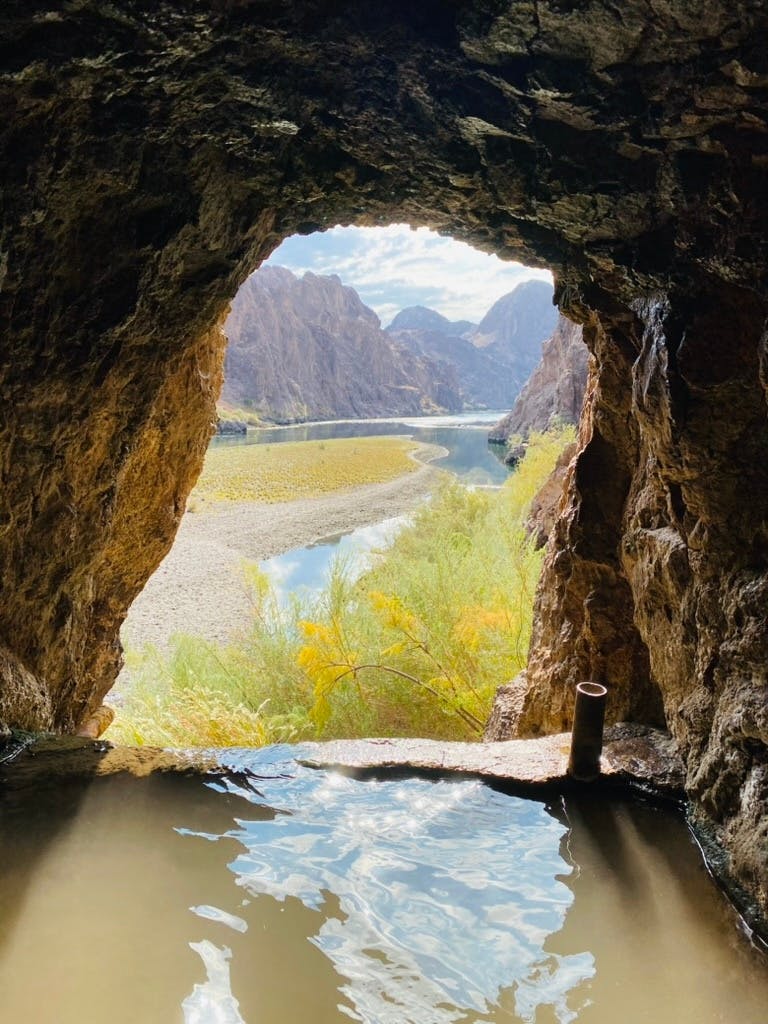 앞쪽에는 초목이 있고 안쪽에는 물이 반사되어 바위 동굴을 통해 강과 산을 조망할 수 있습니다.