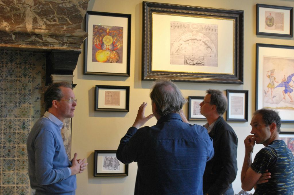 자유 정신 대사관에 있는 사진에 대한 토론