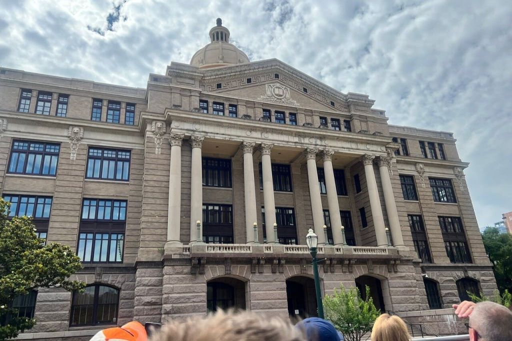 높은 기둥과 돔이 있는 크고 고전적인 스타일의 건물로 흐린 날 정면에서 볼 수 있습니다.