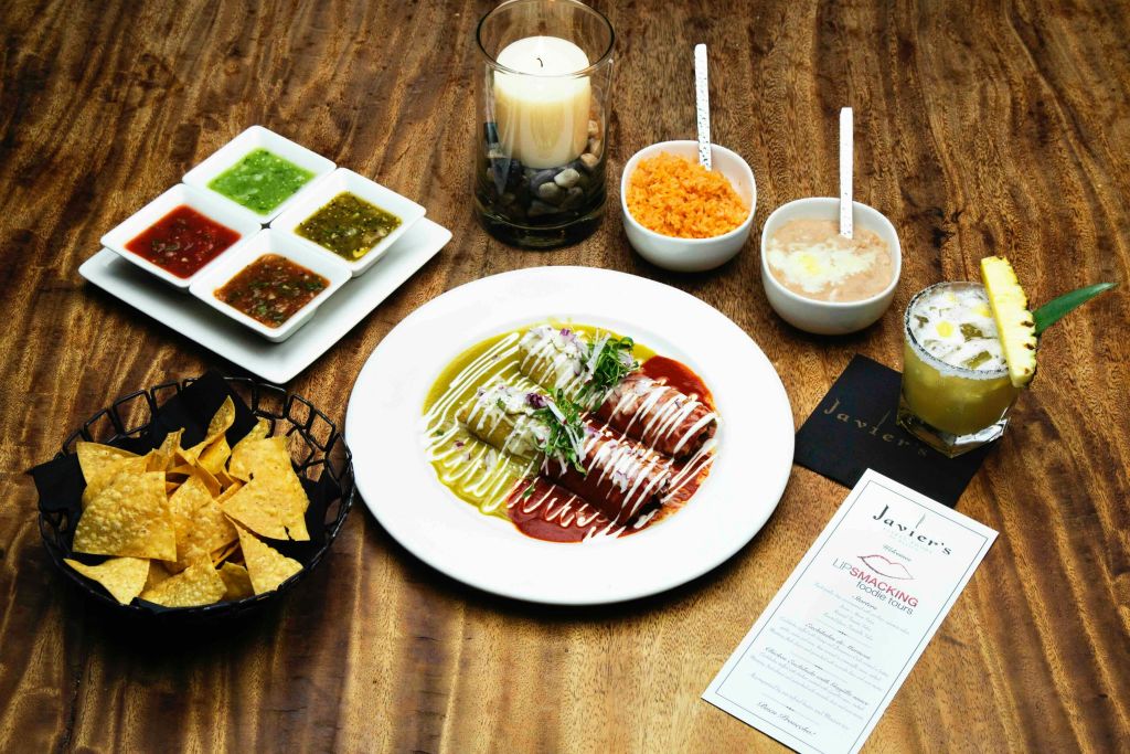 맛있는 음식과 네온 불빛