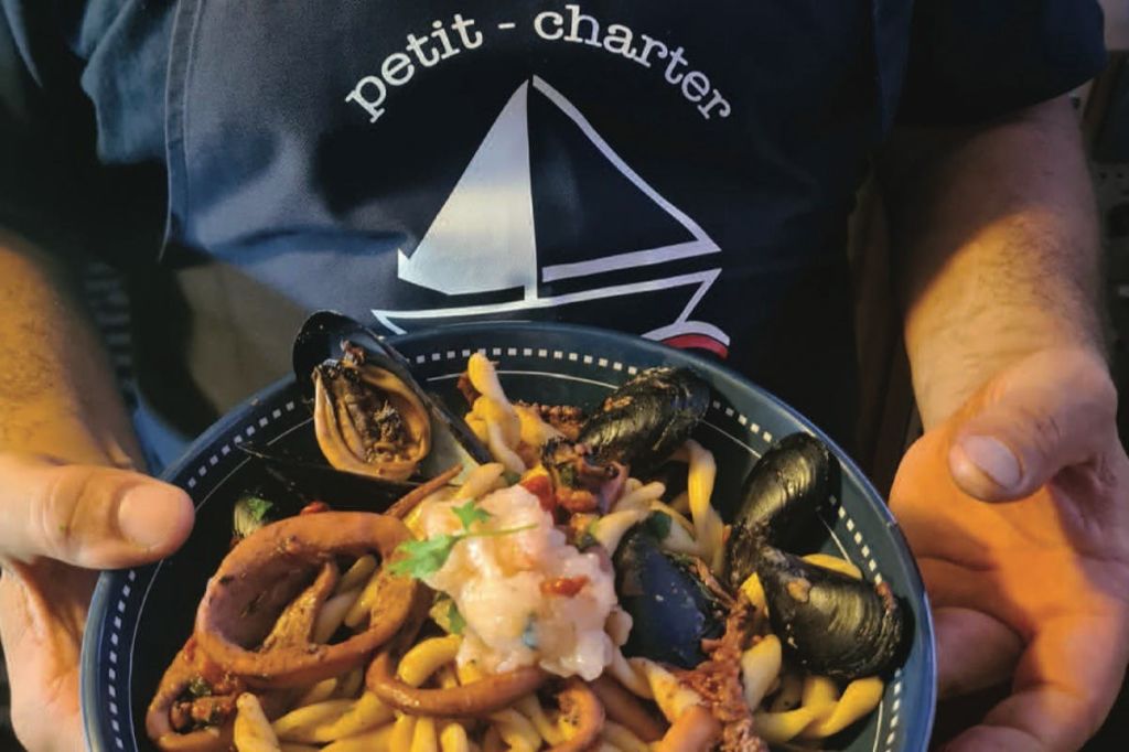 항구에서 즐기는 저녁 식사