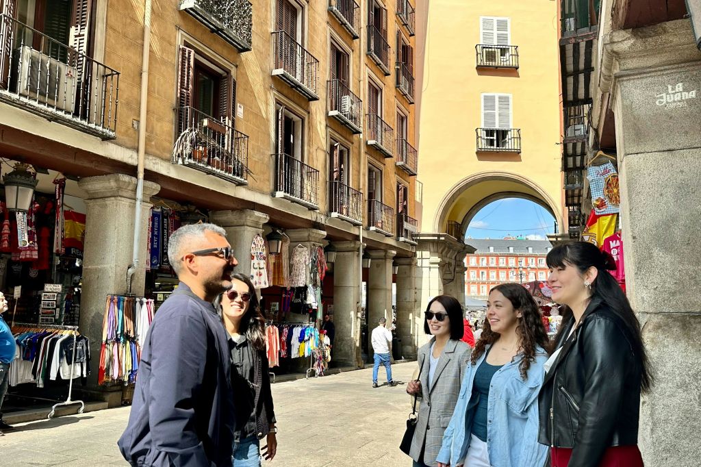 그룹과 함께 마드리드 거리를 거닐어보세요.