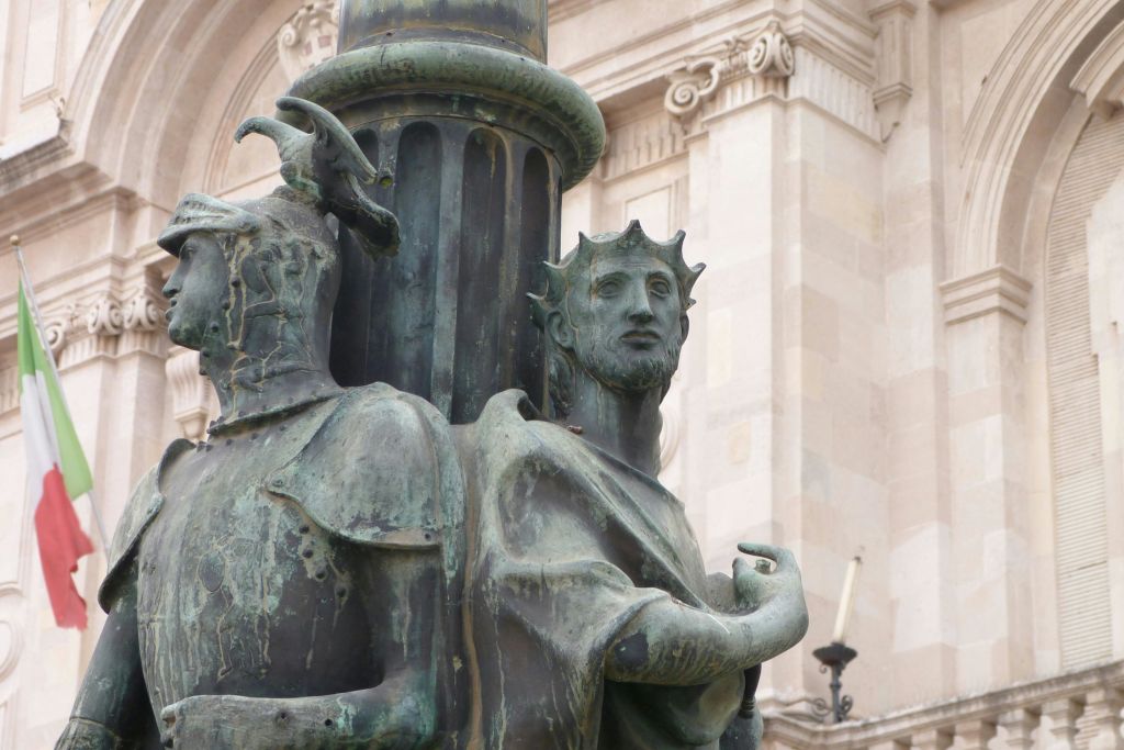 만남의 장소 - 카타니아의 동상