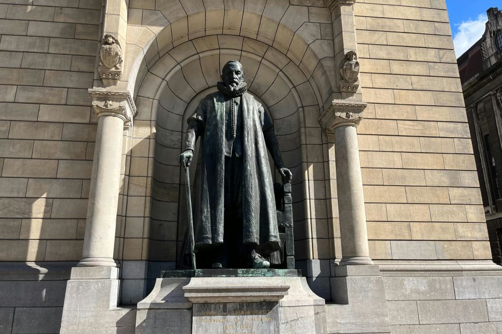 요한 반 올덴바르네벨트 동상